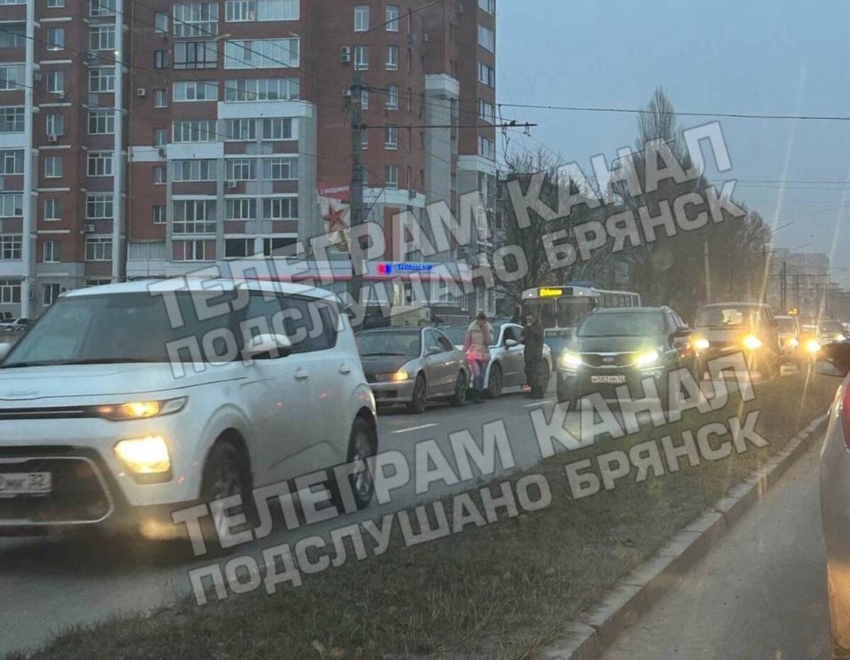 Массовое ДТП произошло утром на проспекте Московском в Брянске