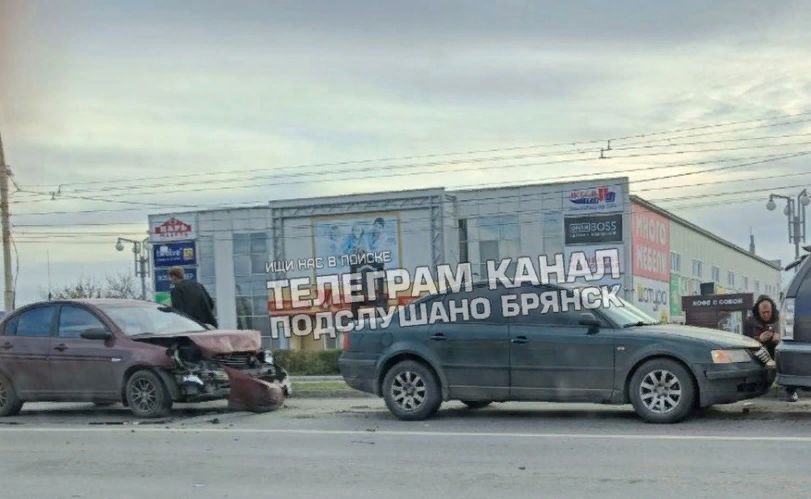 В Брянске возле гипермаркета "Линия-2" столкнулись две легковушки