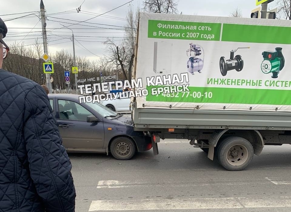 В Брянске у ДК Железнодорожников легковушка на переходе влетела под грузовую «ГАЗель»