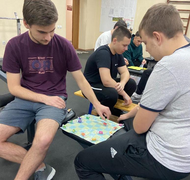 В Брянске первокурсники БГТУ сыграли в шашки пряниками и конфетами