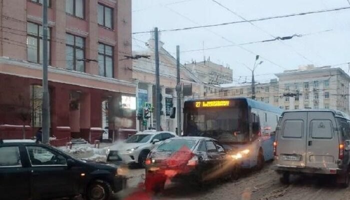 Массовое ДТП с участием автобуса произошло в Брянске около ЦУМа