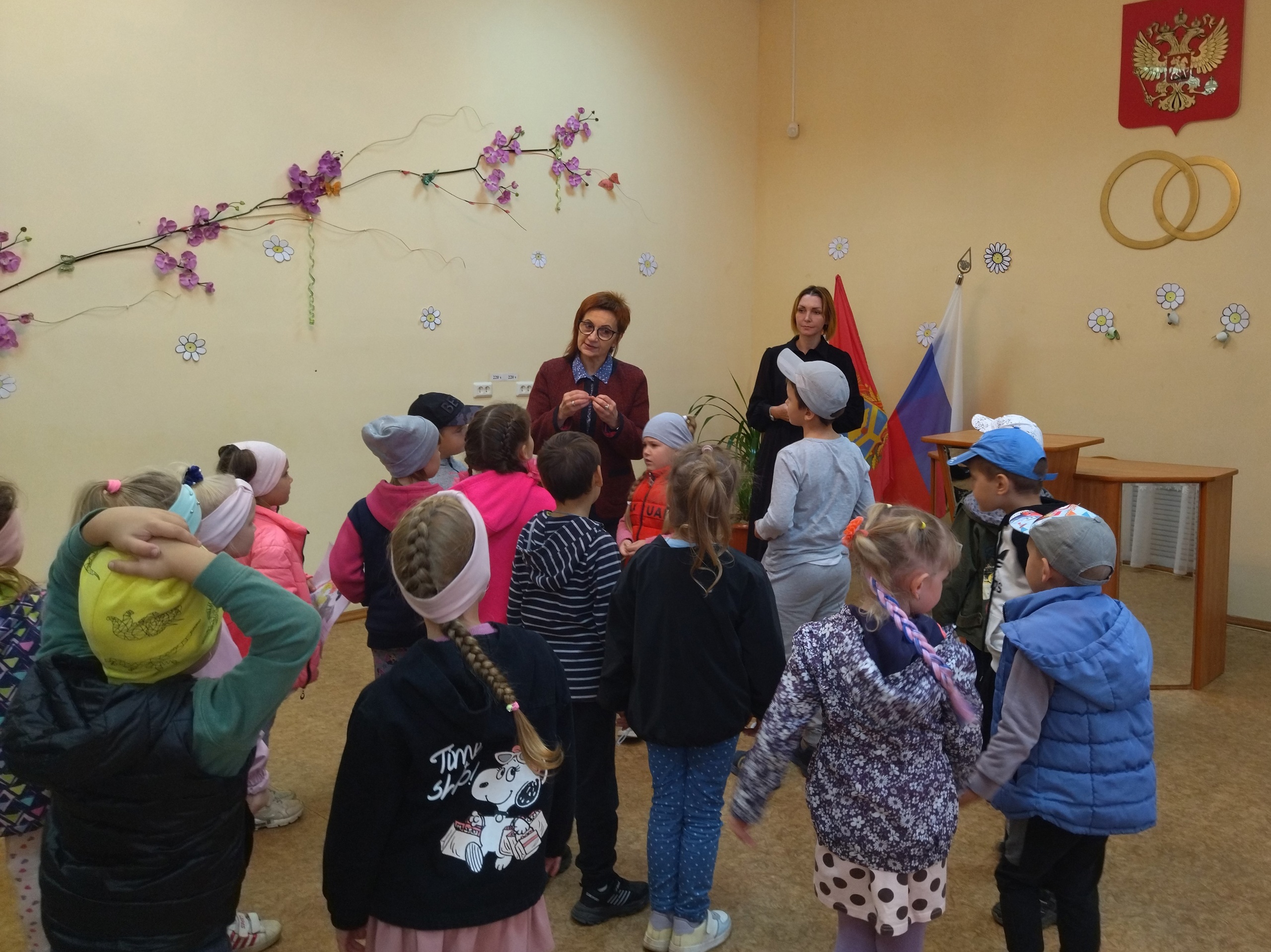 Для унечских дошколят провели экскурсию в районном ЗАГСе