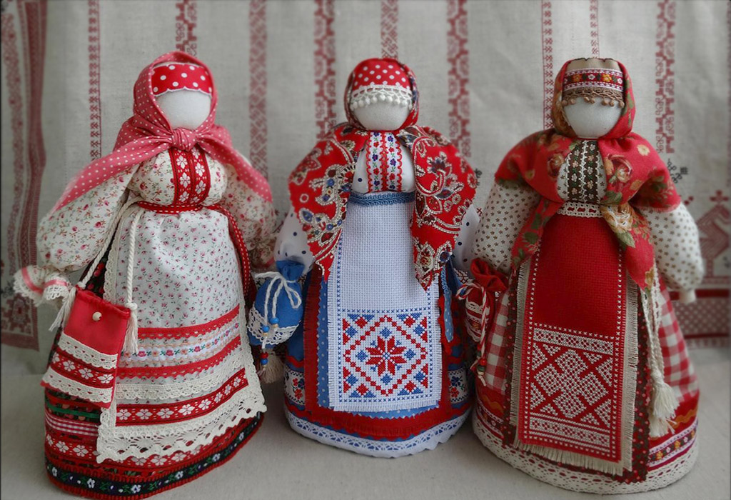 В брянском поселке Климово на выставке в музее представили более 100 тряпичных кукол