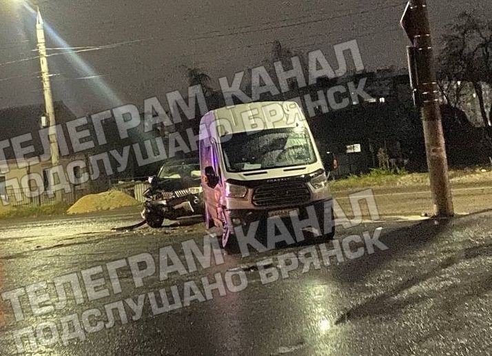 В Брянске в 10-м микрорайоне в аварию попали микроавтобус и легковушка