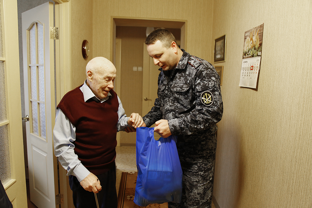 В Брянске сотрудники уголовно-исполнительной системы поздравили пенсионеров с Днём ветерана УИС