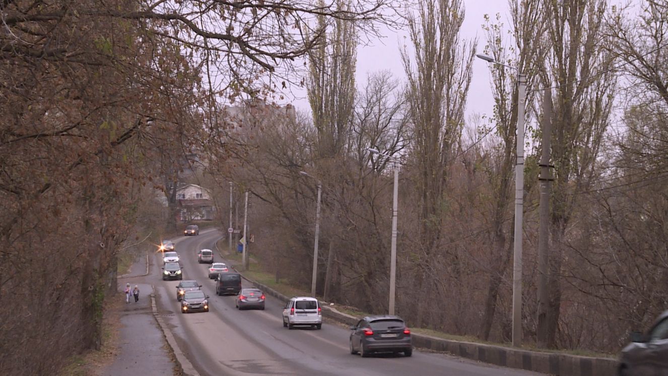 Автомобилистов ждут пробки на дороге по улице Урицкого в Брянске