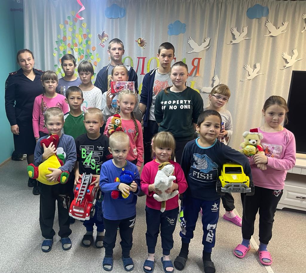 Сотрудники линейного отдела полиции на станции «Унеча» поздравили детей из соцприюта со всемирным Днём ребёнка
