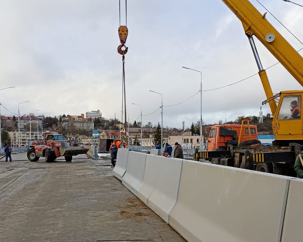 На Славянском мосту в Брянске установили разделительные ограждения "Нью-Джерси"