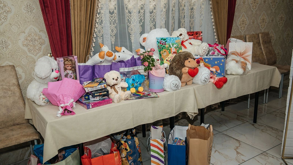 Молодожёны из Стародуба попросили дарить на свадьбу игрушки для больных детей