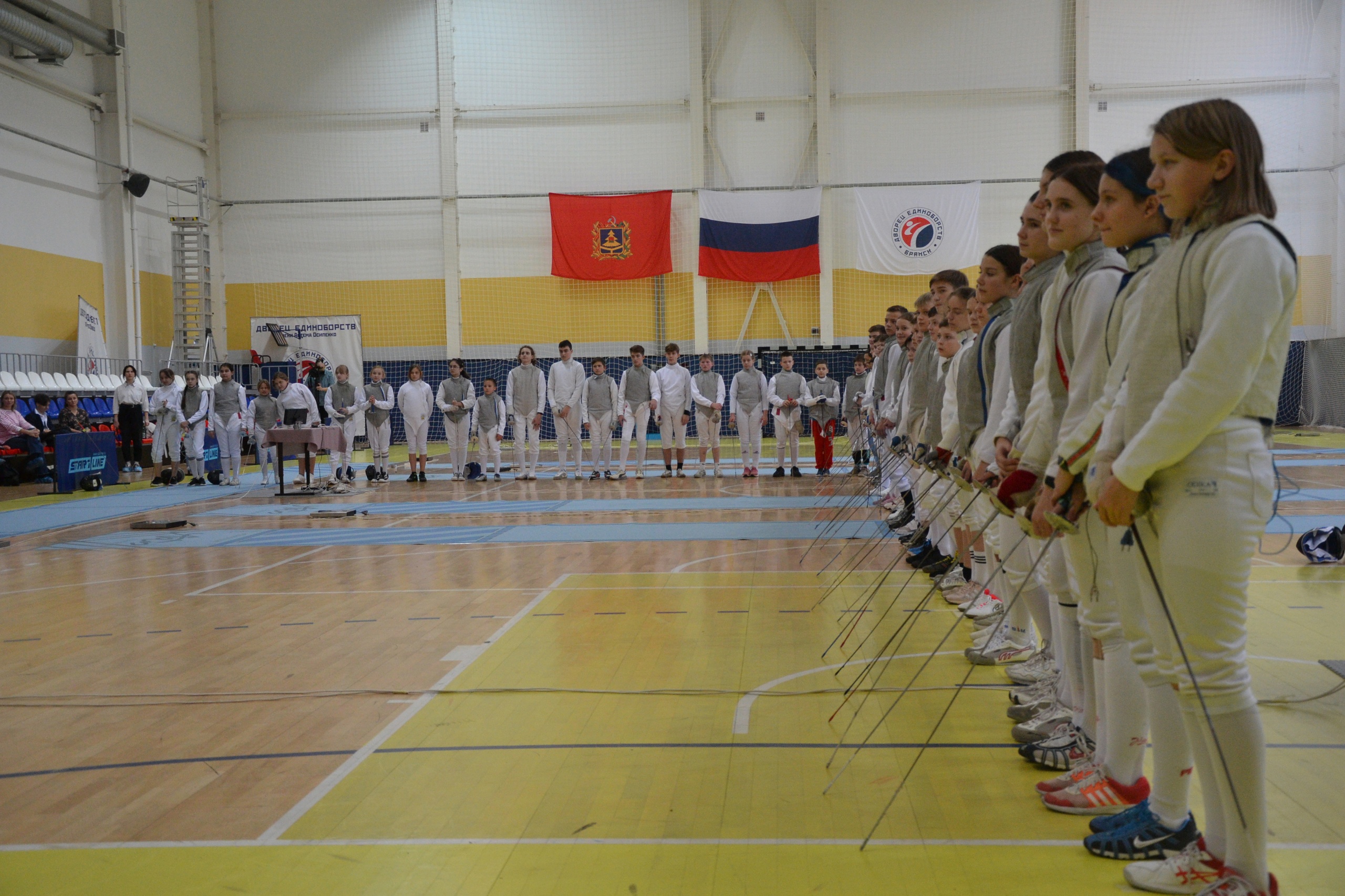 В Брянске стартовал отборочный юношеский турнир по фехтованию