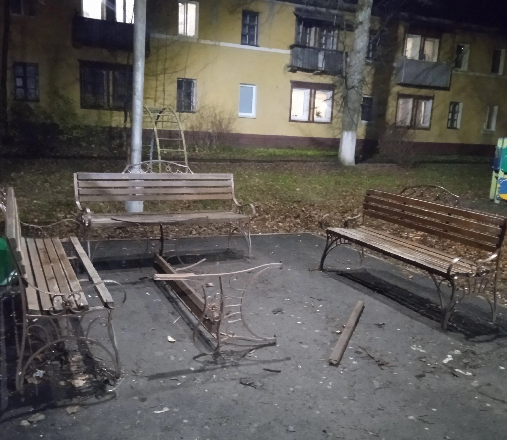 В детском городке брянского посёлка Белые Берега вандалы разгромили скамейки