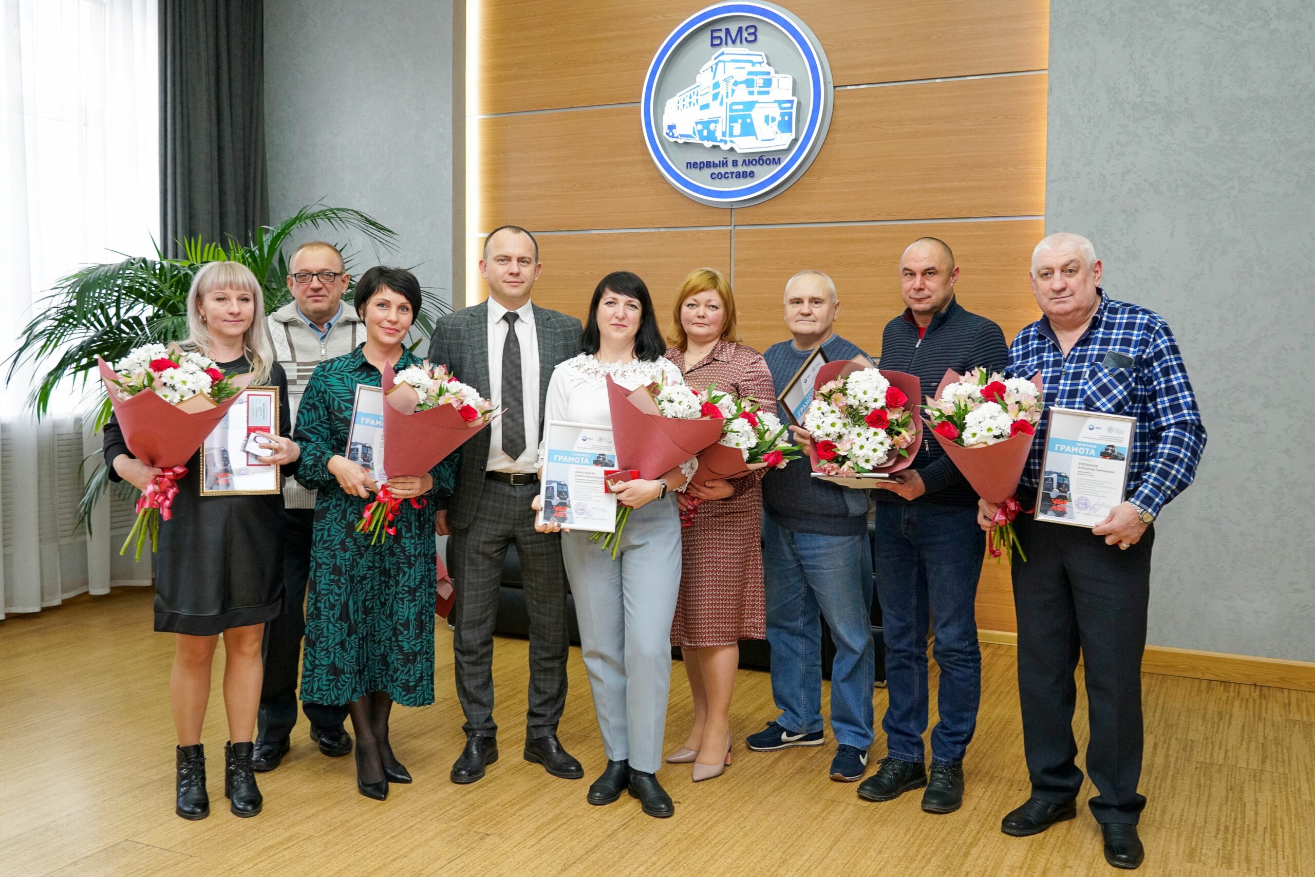 В Брянске отработавшим на БМЗ более 20 лет сотрудникам вручили почётные знаки отличия