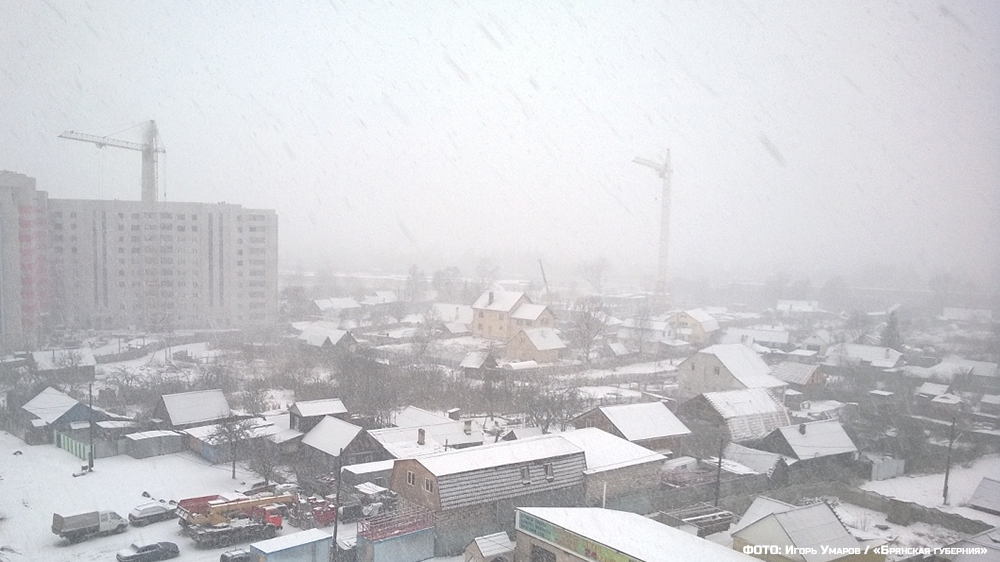 В Брянске во всех районах города из-за ночного снегопада образовались пробки