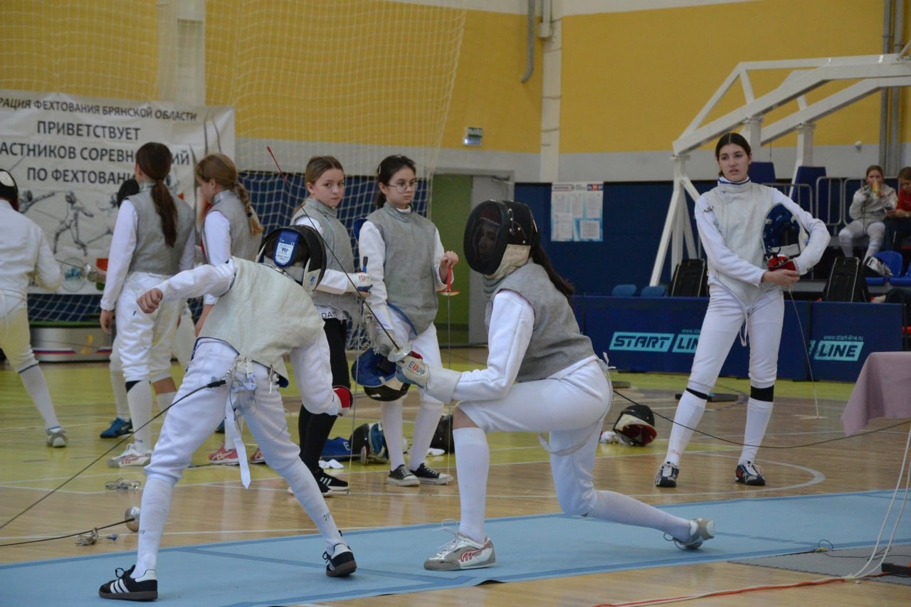 Более 250 юношей и девушек боролись за победу в чемпионате Брянской области по фехтованию на рапирах