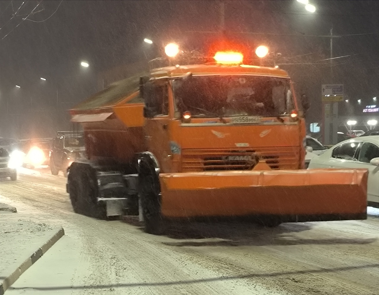 В Брянске спецтехника выехала на расчистку дорог от снега