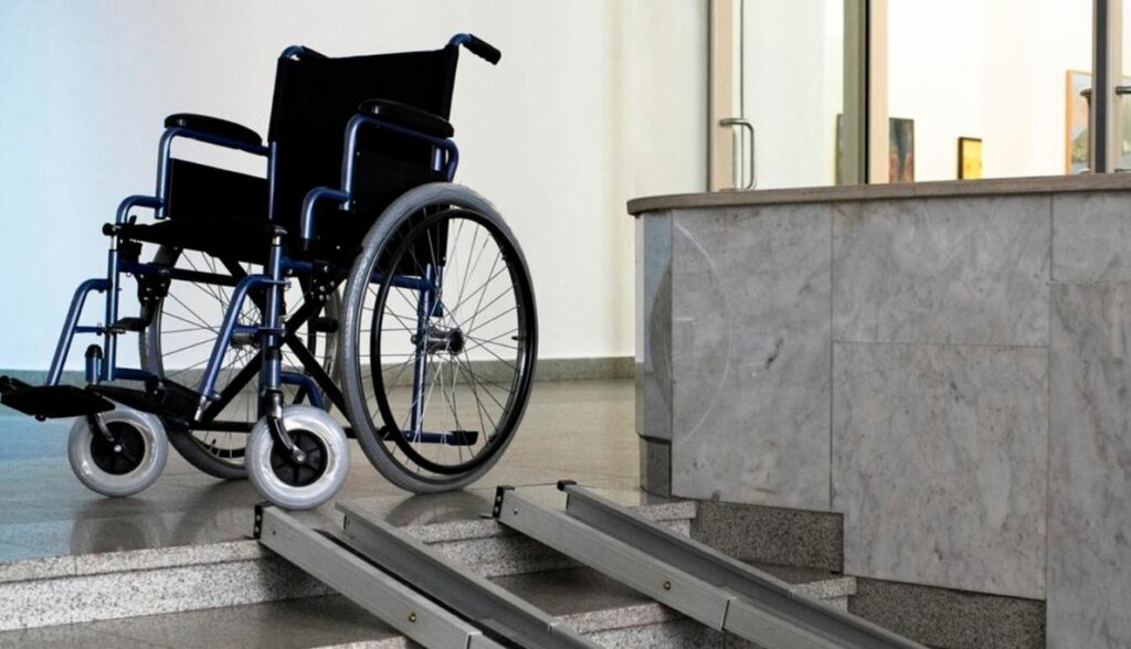 В Брянске прокуратура потребовала оборудовать пандусом вход в дом инвалида-колясочника