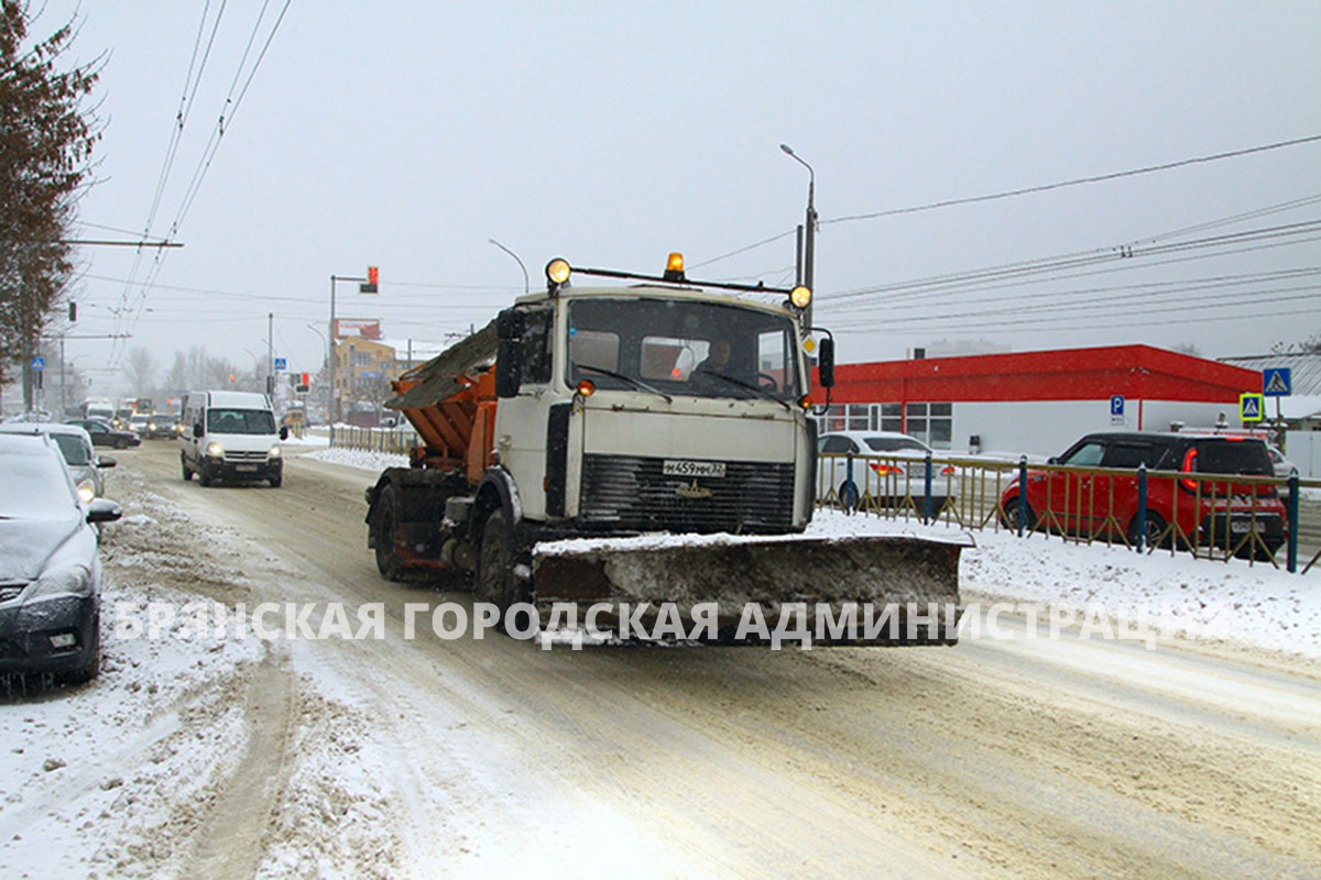 В Брянске дорожники пожаловались на мешающие расчистке улиц машины на обочинах