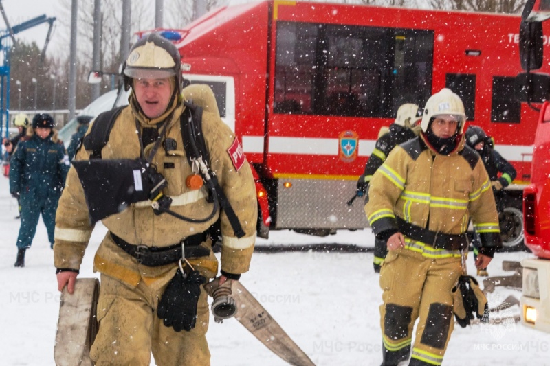 В Брянске сотрудники МЧС отработали тушение пожара на промышленном предприятии