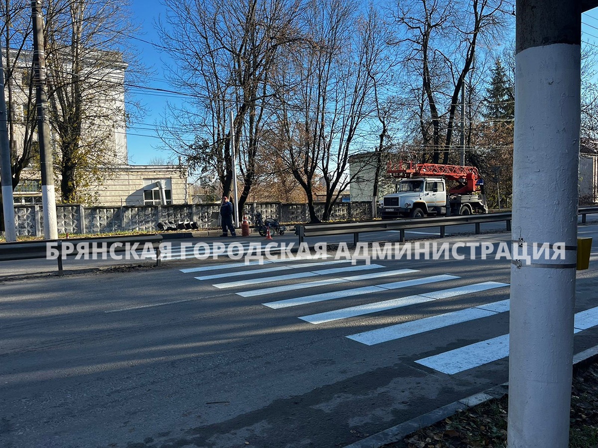 В Брянске на время ремонта подземного перехода на «полтиннике» рядом оборудовали две "зебры"