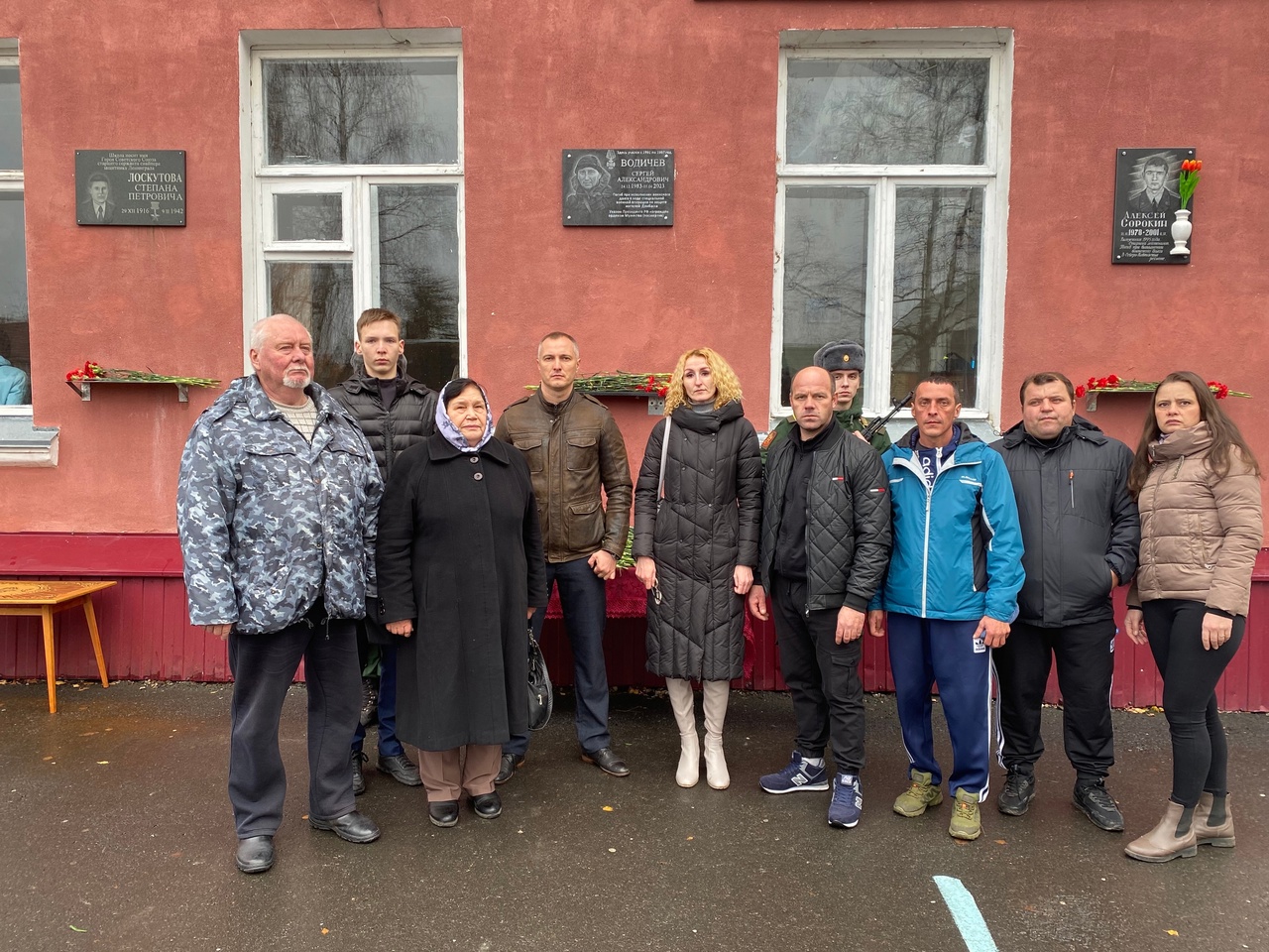 В Карачеве увековечили память погибшего в ходе СВО военнослужащего Сергея Водичева