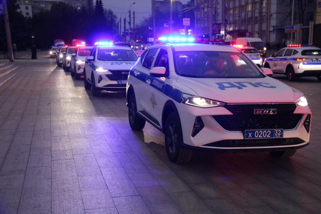 В Брянске полицейским передали 18 новых автомобилей