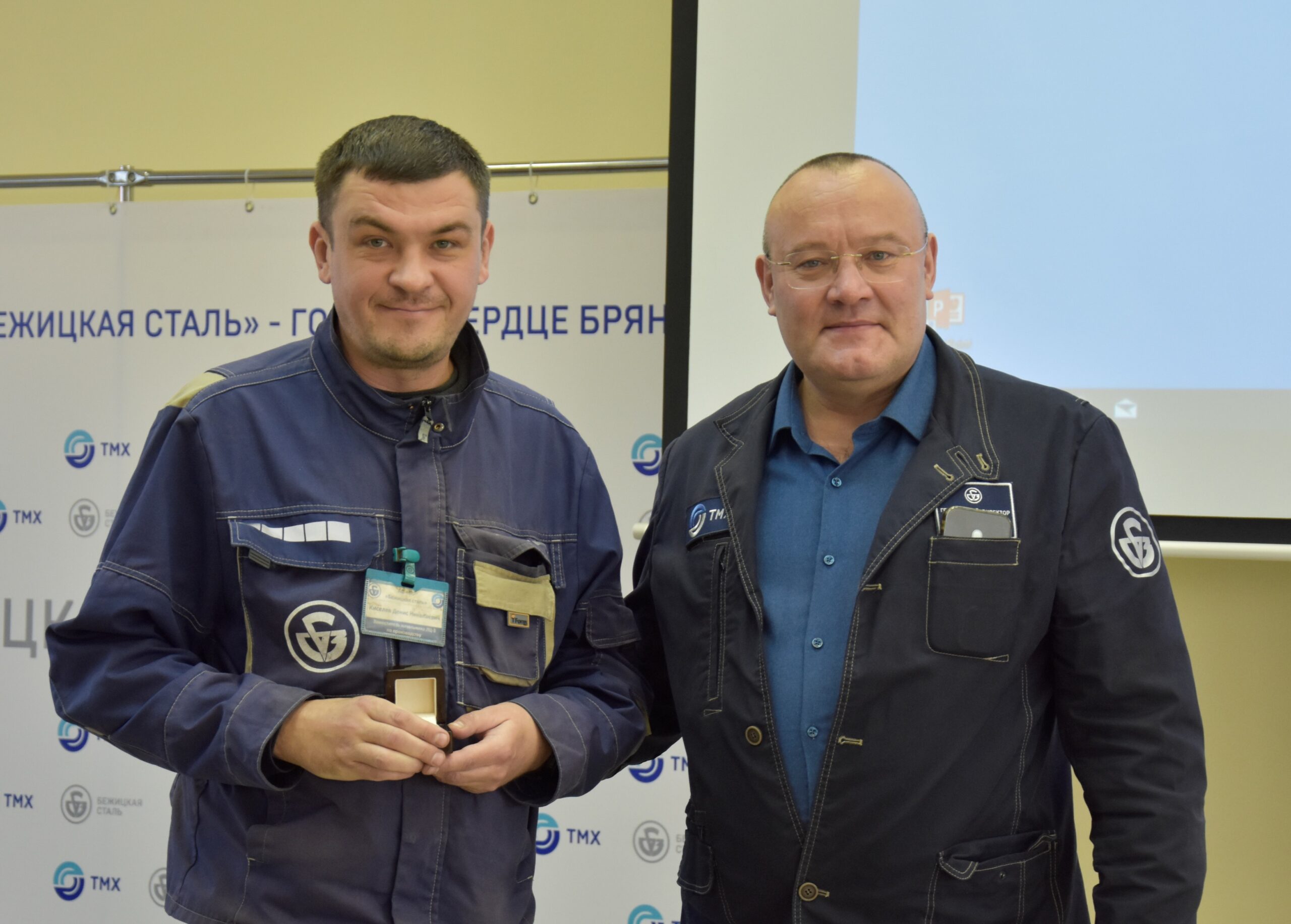 Троим работникам брянского стальзавода вручили Знаки отличия