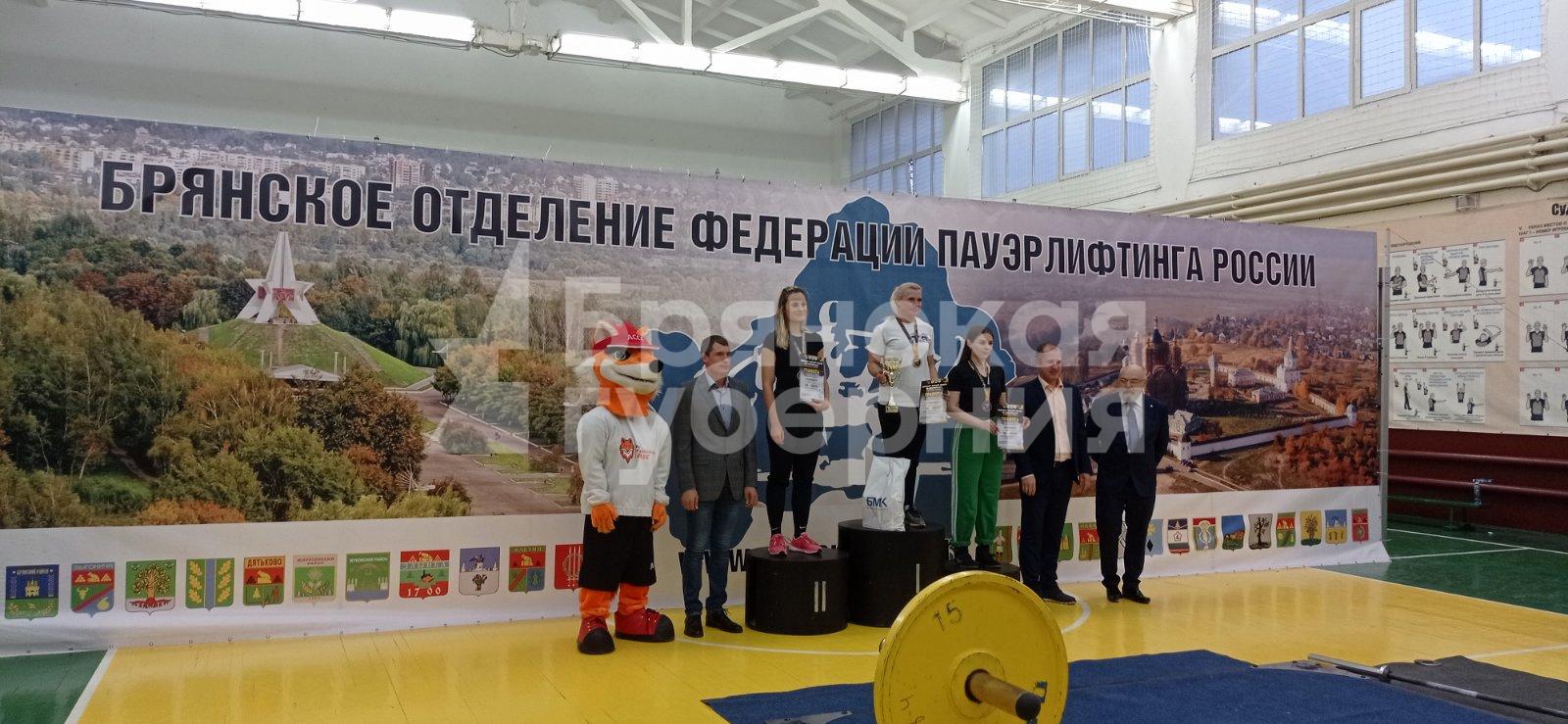 Чемпионкой Брянской области по классическому троеборью стала Оксана Петрушина