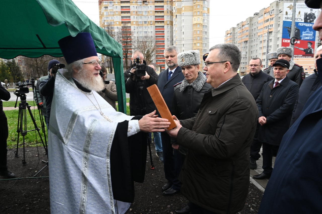 Замминистра МВД Виталию Шулику подарили икону благоверного князя Олега Брянского