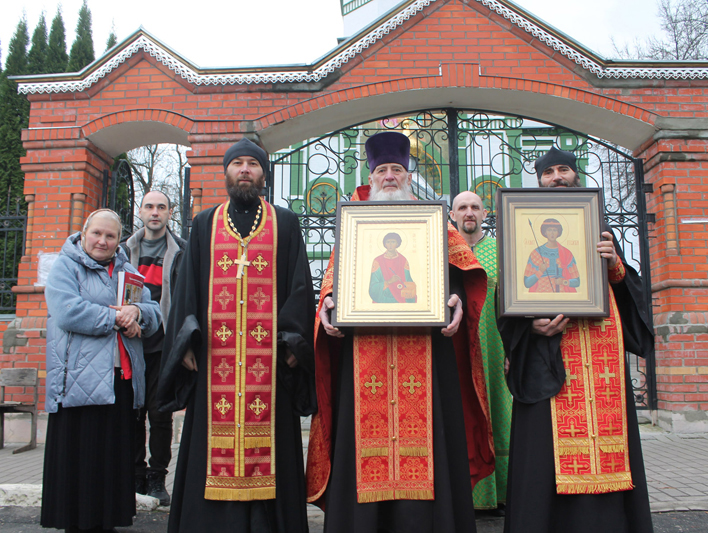 В Новозыбков доставили иконы Пантелеимона и Георгия Победоносца с частицами мощей