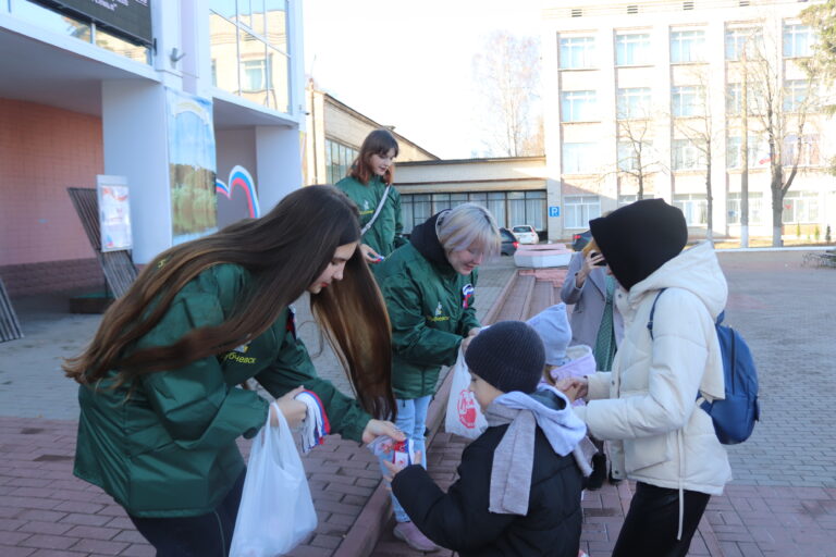Трубчевские волонтеры приняли участие в акции «С Днем народного единства!»