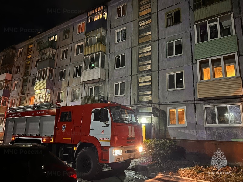 В Брянске при пожаре в пятиэтажке на Володарского эвакуировали 25 жильцов