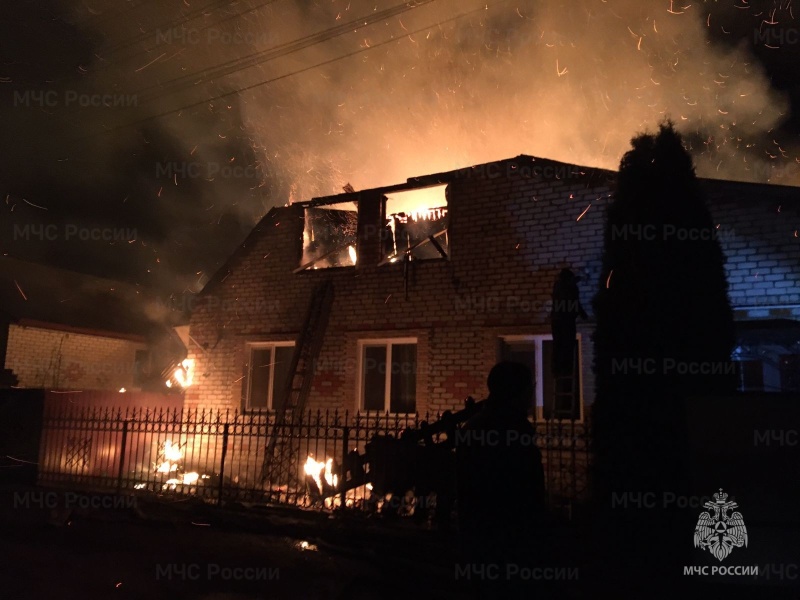 В Жуковке ночью сгорел жилой дом
