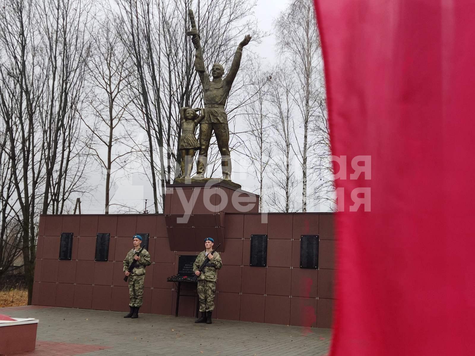 В Новозыбковском округе открыли обновлённый памятник "Воин с автоматом и девочка"