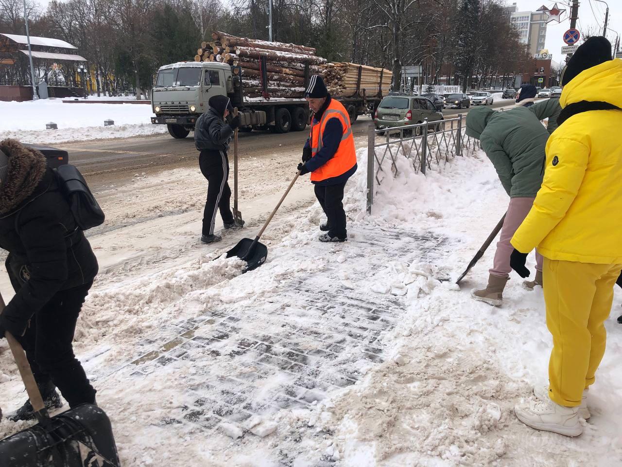 В Клинцах Брянской области продолжают работы по расчистке города от снега