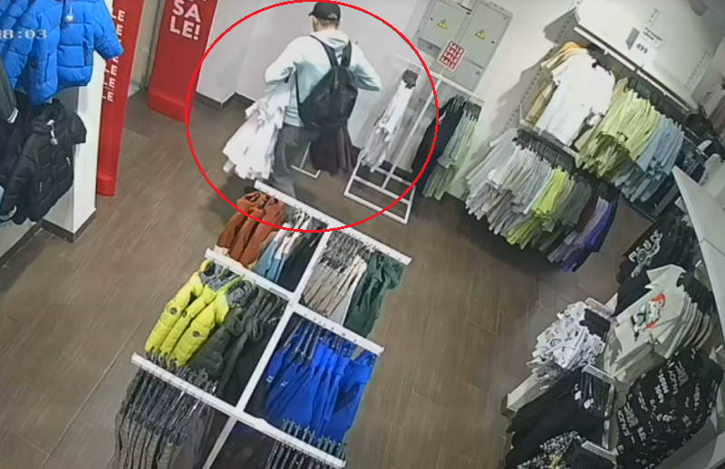 В Брянске 29-летний рецидивист украл из магазина стопку футболок
