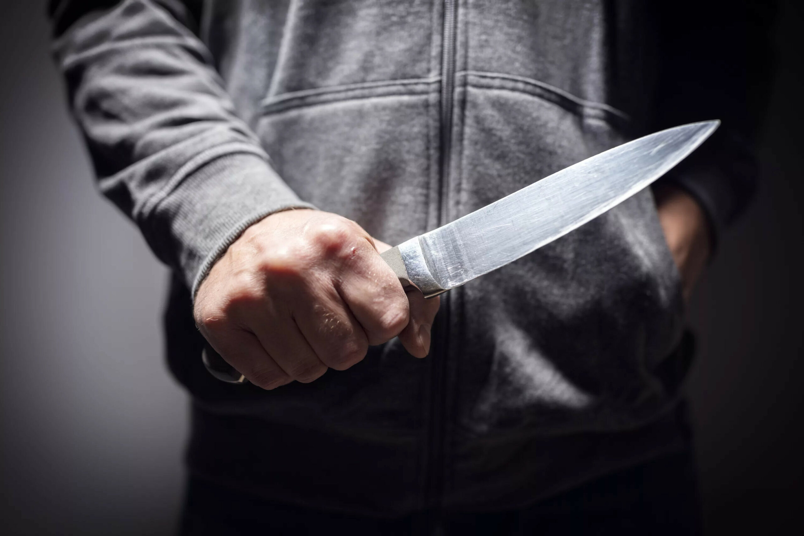 В Клинцах пьяный уголовник изрезал ножом знакомого