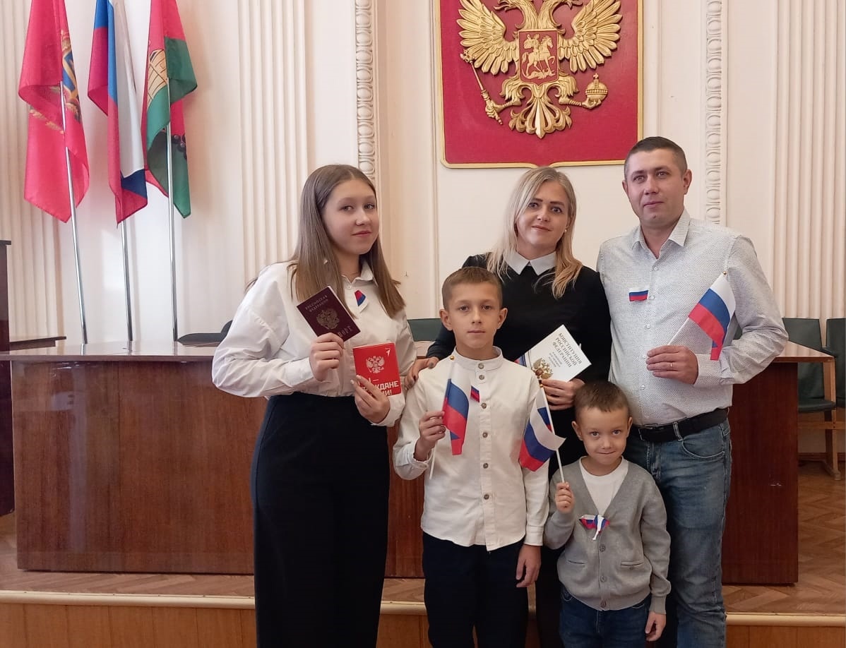 Юным жителям Брянска торжественно вручили паспорта