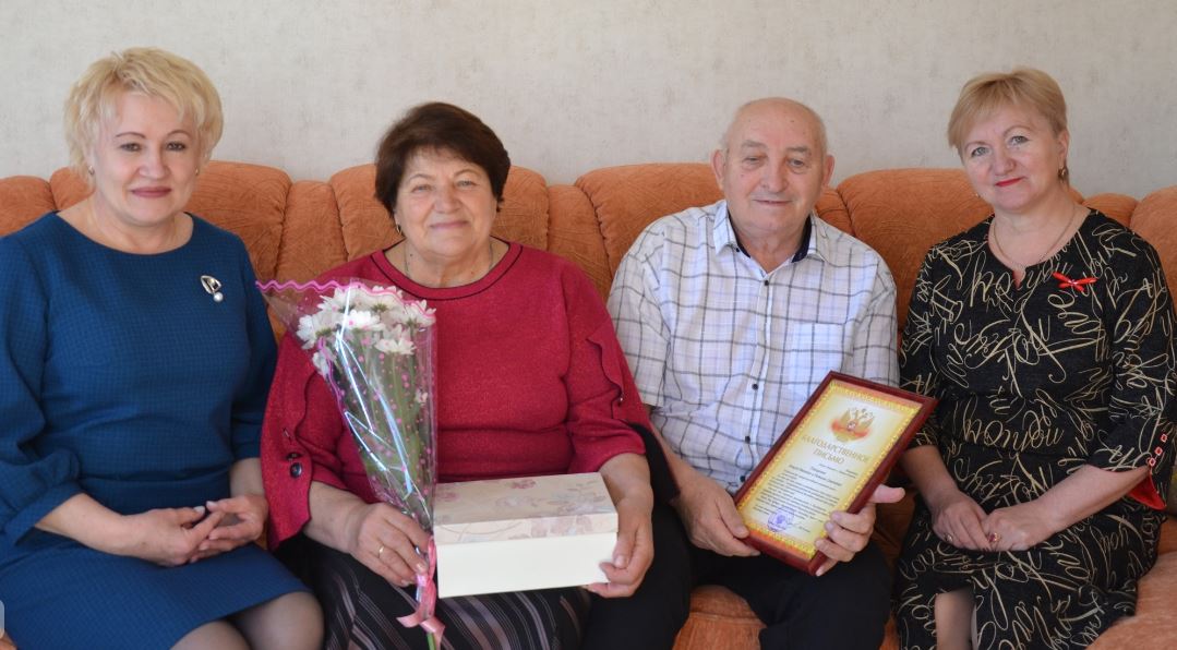 Брянские супруги Петрушины отметили золотую свадьбу