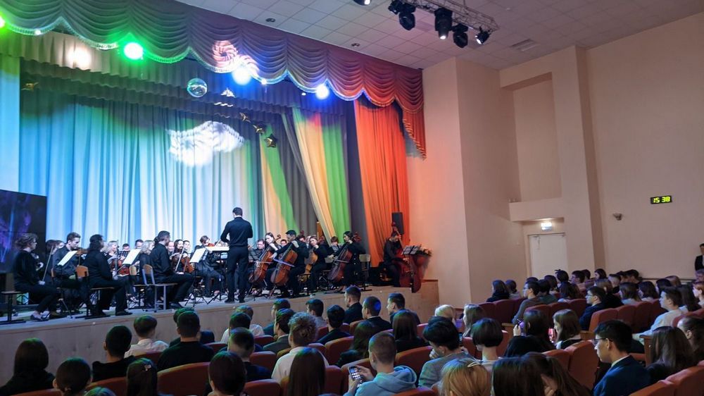 Брянский симфонический оркестр выступил для старшеклассников школы №59