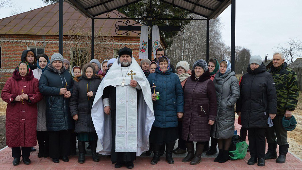 В деревне Камень Стародубского округа освятили недавно установленный поклонный крест