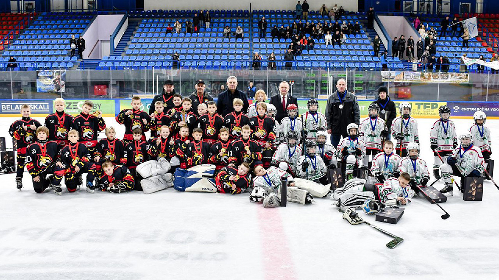 Юные брянские хоккеисты сыграли товарищеский матч в Белоруссии
