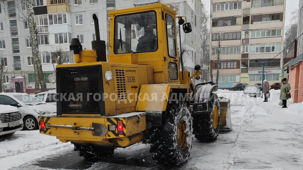 На уборку снега во дворах Бежицкого района вышли 443 работника управляющих компаний