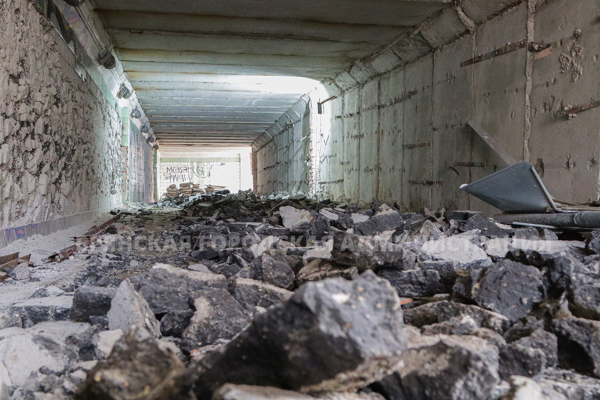 В подземном переходе на «Полтиннике» в Брянске демонтируют асфальт и штукатурку