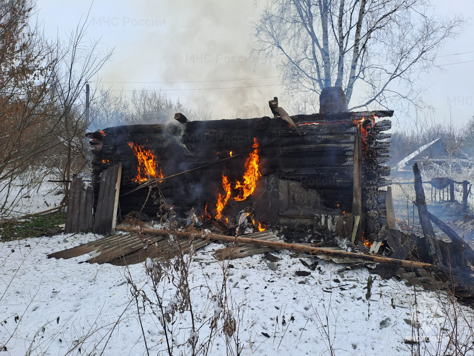 Под Почепом сгорел жилой дом: есть пострадавшие