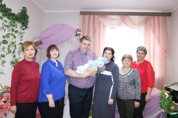 Многодетную брянскую семью Мамичевых поздравили с рождением сына