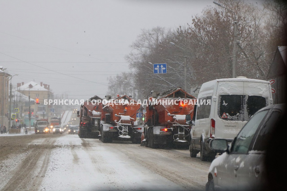 На улицы Брянска высыпали более 670 кубометров реагентов