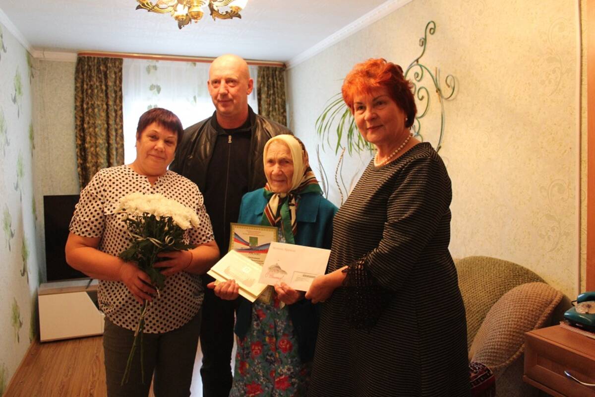 Брянская долгожительница Раиса Якишина из поселка Тросна отметила 95-летие