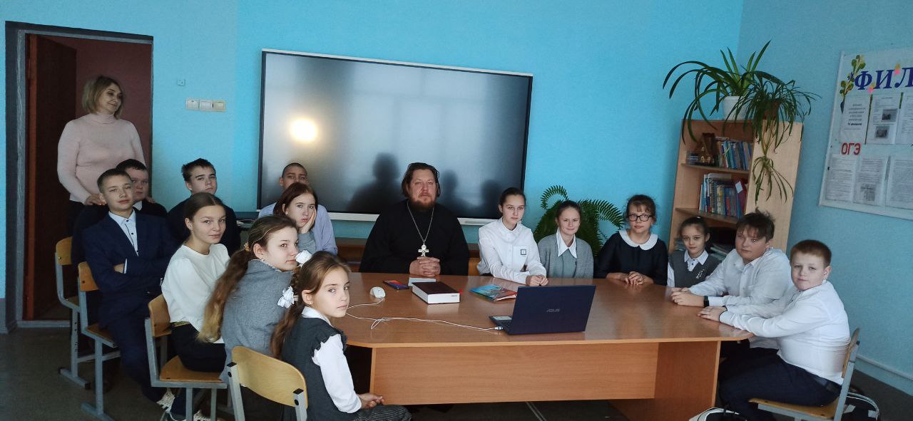 Иерей Андрей Косарев провел православный урок в школе брянской деревни Шамордино