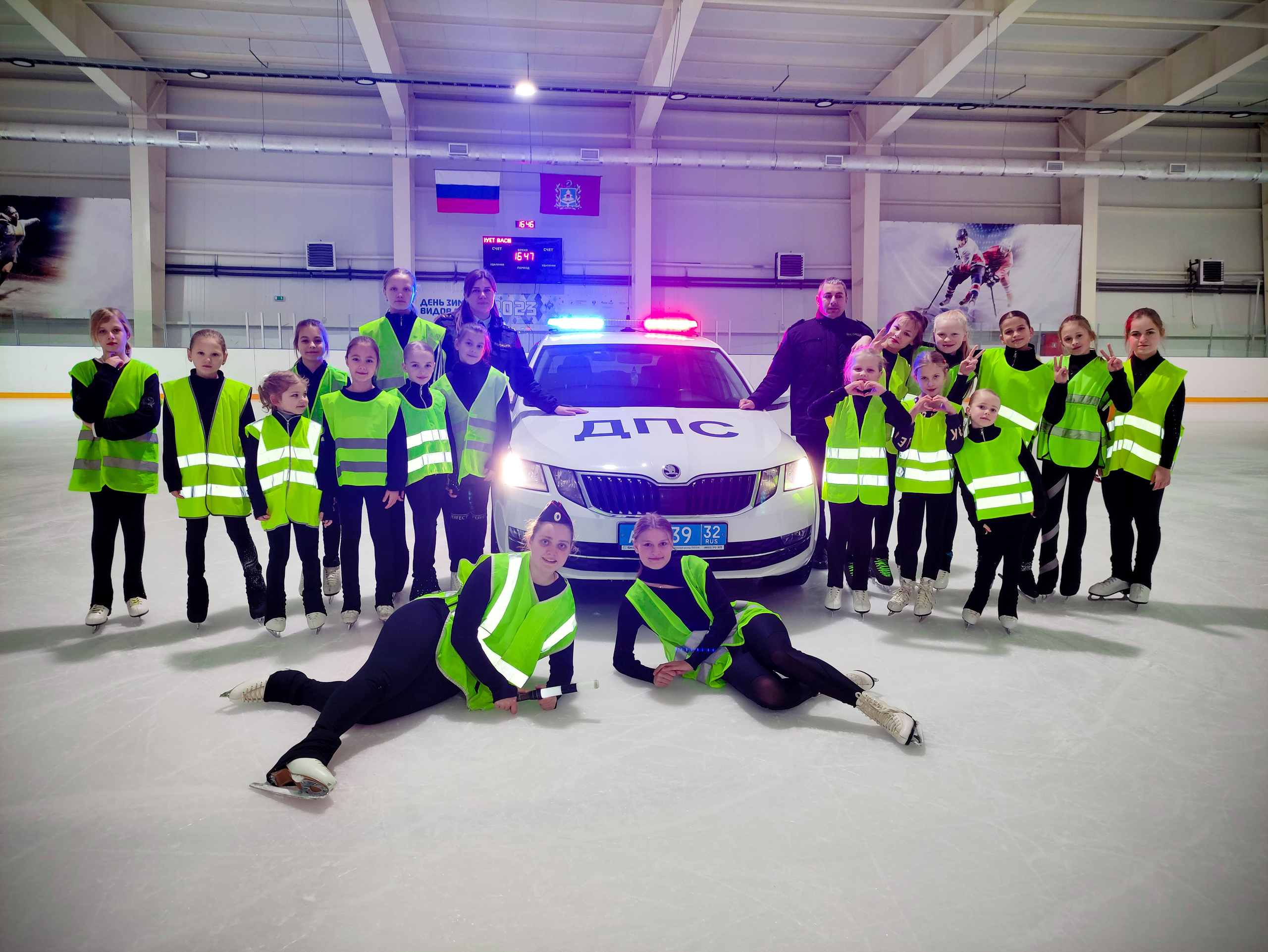 В Жуковке автоинспекторы и юные фигуристы устроили ледовое шоу