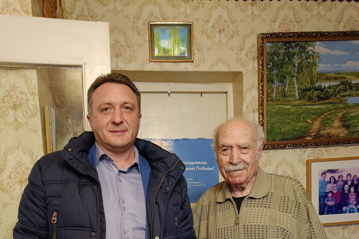 В Новозыбкове ветерана войны Михаила Исаковича поздравили с 98-летием
